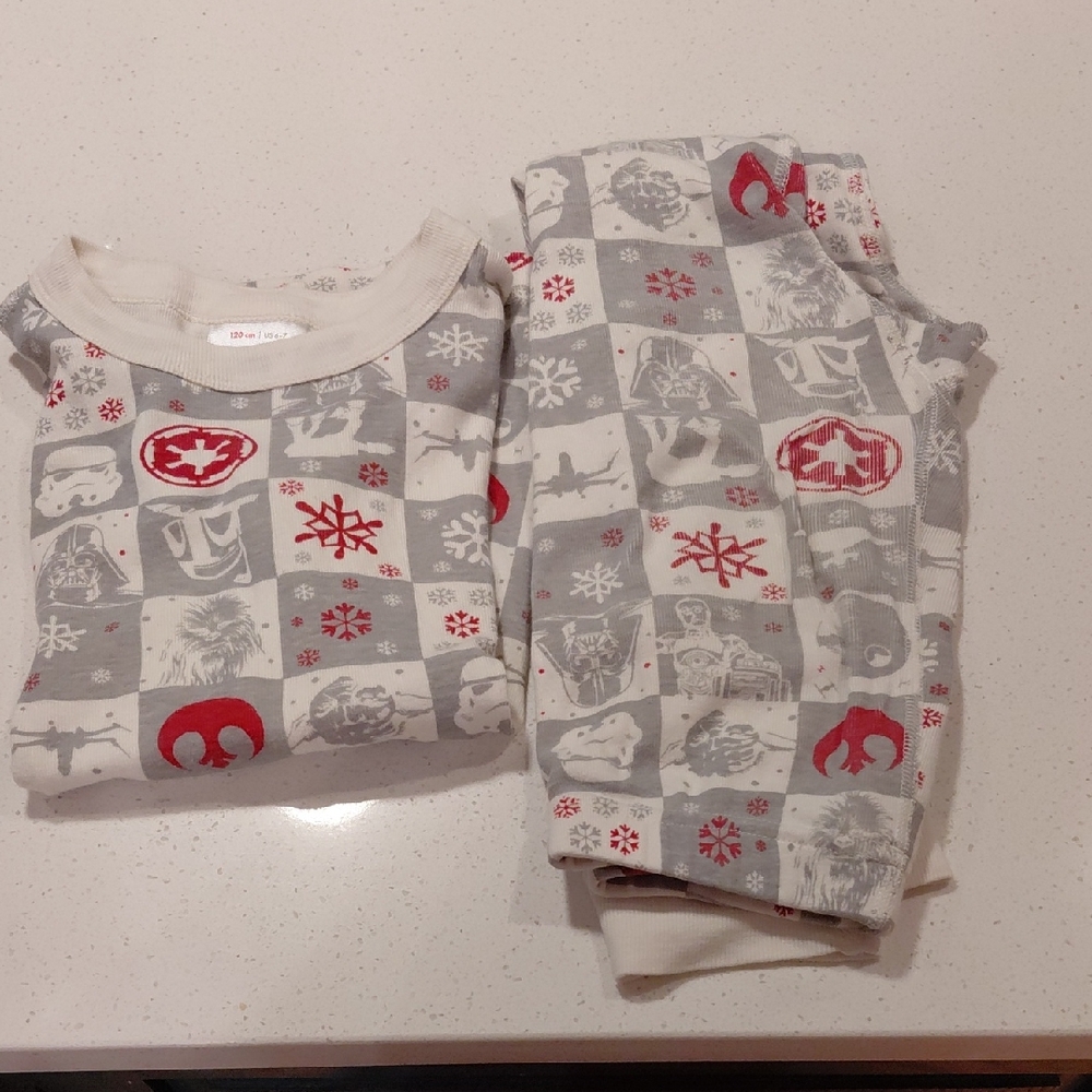 Hanna Andersson Kids Pajama Set in Gray and Red